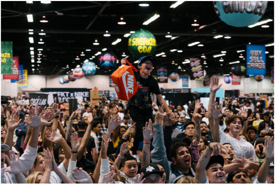 지난 9월 미국 로스앤젤레스에서 열린 '스니커콘 LA 2023'에서 콘텐츠 중 하나인 무료 나눔 이벤트 '40 for 40'의 당첨을 위해 열광하는 사람들의 모습. 어반컴플렉스 제공